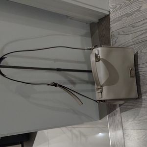 Beautiful genuine leather shoulder bag by Kate Spade 🌼☘️💕💙